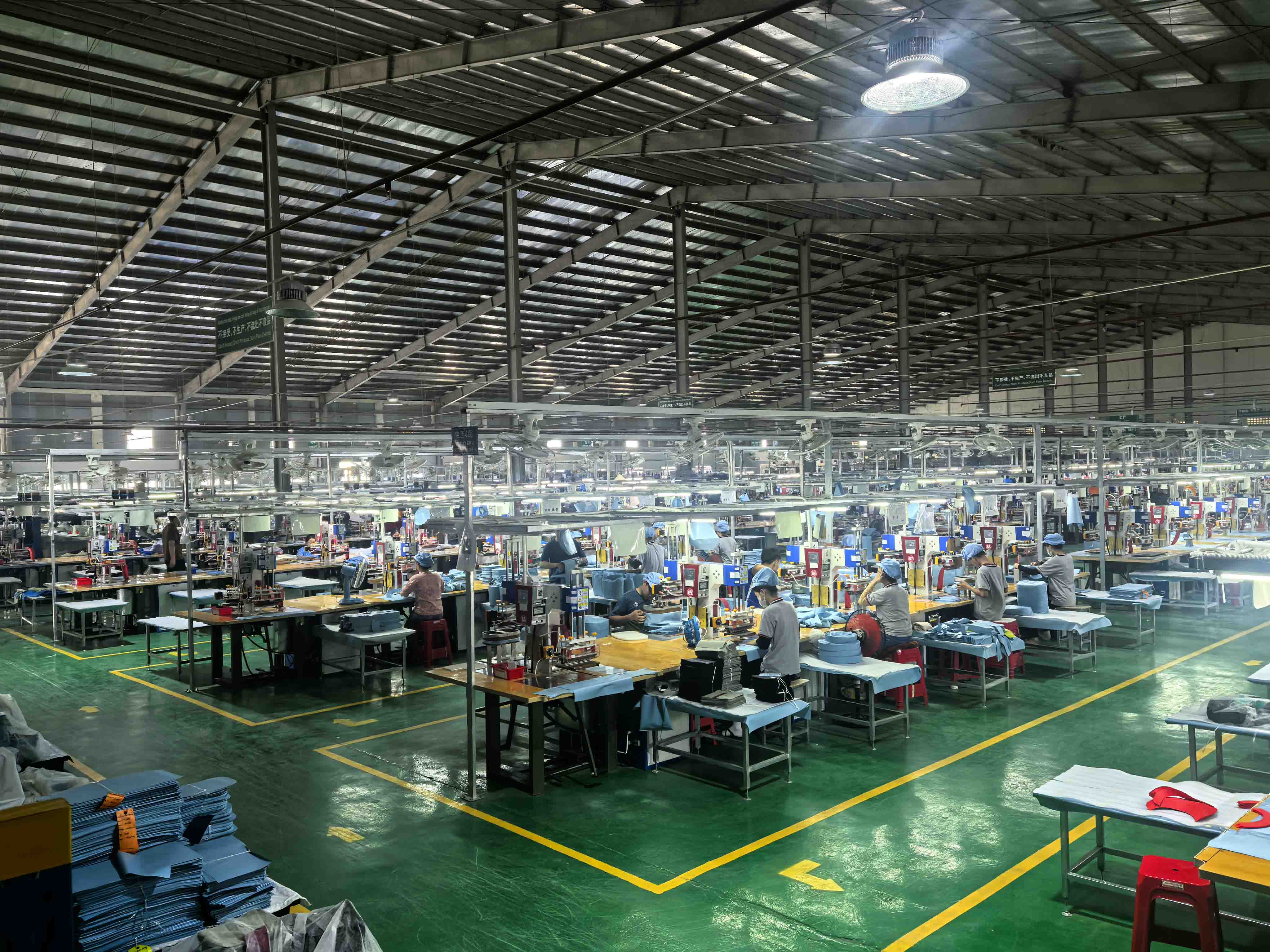 Vietnam Soft Cooler Factory: Sealocks Ho Chi Minh City produktionslinje